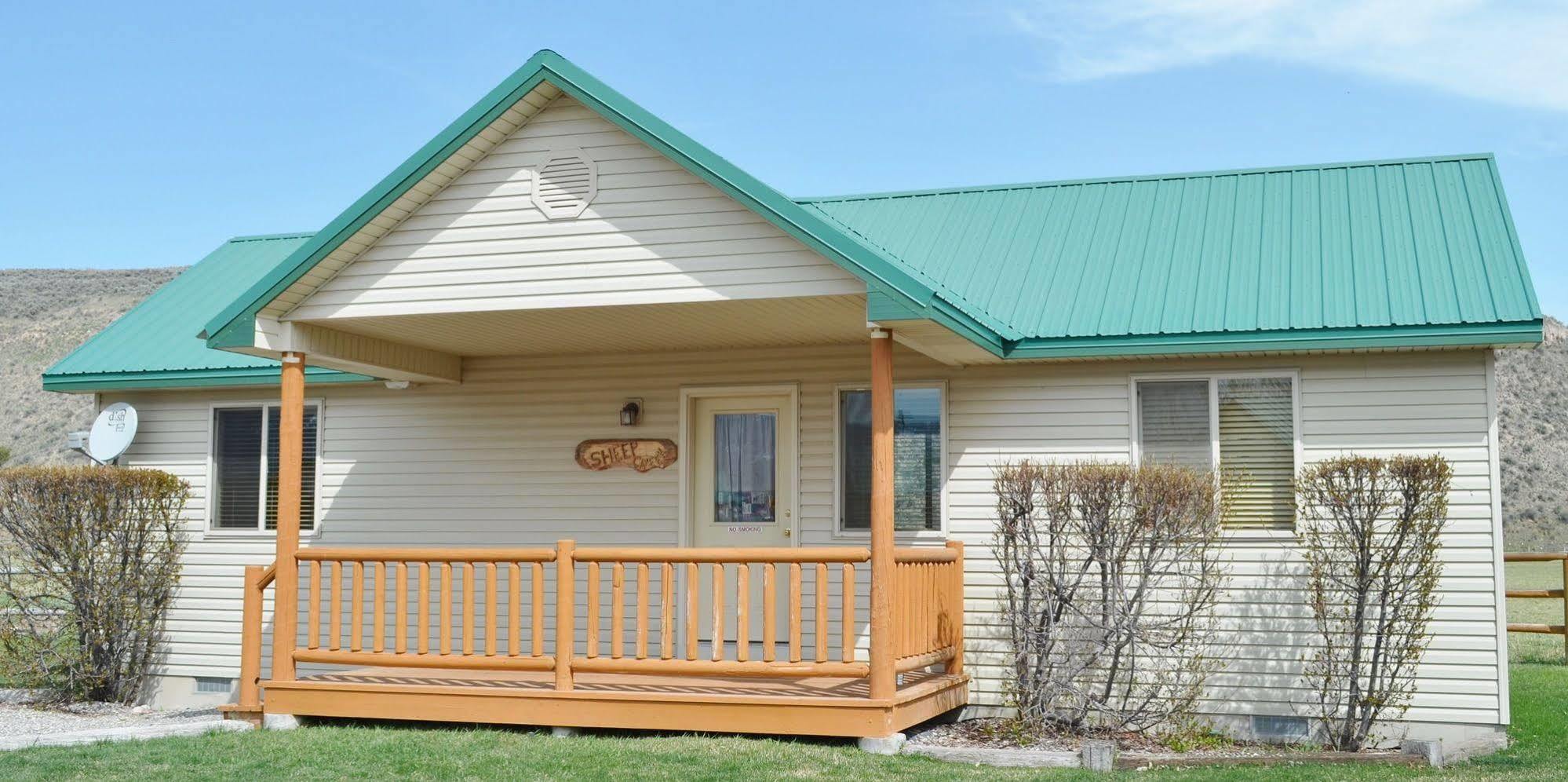 Sleepy J Cabins Swan Valley Exterior photo